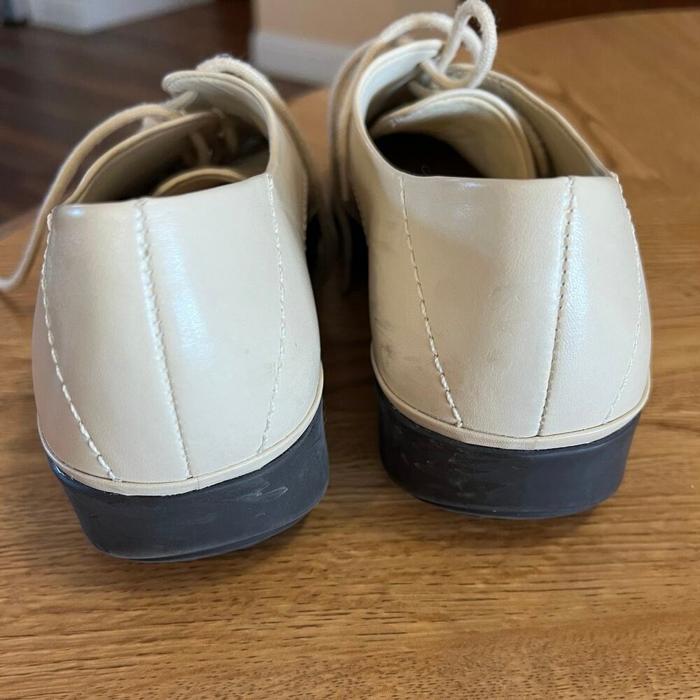 Easy Spirit FreeNEasy size 7 lace-up leather shoes. Light creamy tan/beige. - Picture 2 of 8